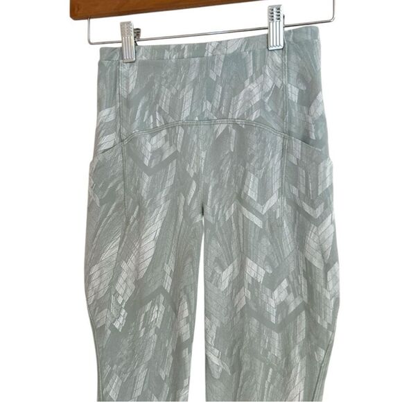 Lululemon Swift Speed High-Rise Tight 28" Chevron Silver Blue White, Size 2 - Picture 11 of 12